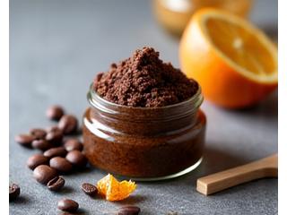 Exfoliante corporal de café casero en un frasco de vidrio, con granos de café y cáscara de naranja a un lado
