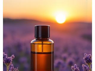 Envase de cosmético de una marca local española con branding minimalista y un fondo de campo de lavanda